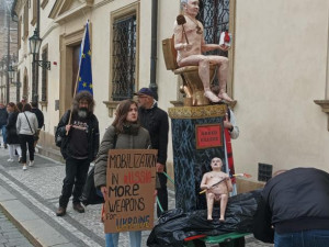 Před Pražským hradem se sešli demonstranti. Vyzývají ke sjednocení Evropské unie