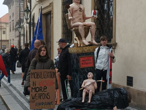 Před Pražským hradem se sešli demonstranti. Vyzývají ke sjednocení Evropské unie