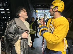 Hvězdy NHL září v Praze. Hertl vzal syna na led a ukázal Prahu spoluhráčům