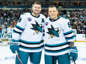 Hvězdy NHL září v Praze. Hertl vzal syna na led a ukázal Prahu spoluhráčům