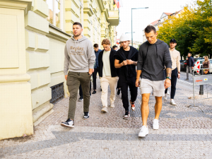 Hvězdy NHL září v Praze. Hertl vzal syna na led a ukázal Prahu spoluhráčům