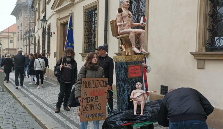 Před Pražským hradem se sešli demonstranti. Vyzývají ke sjednocení Evropské unie