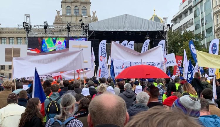 V Praze demonstrují tisíce odborářů. Požadují vyšší minimální mzdu nebo regulaci cen potravin