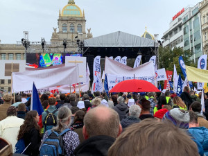 V Praze demonstrují tisíce odborářů. Požadují vyšší minimální mzdu nebo regulaci cen potravin