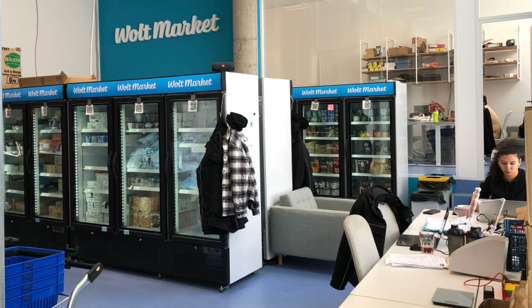 Wolt Market vypadá na první pohled jako normální obchod.