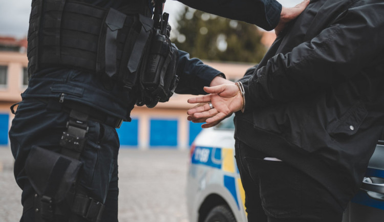 Řidič s odcizeným vozidlem ujížděl policii do Polska, pak havaroval. Našli u něho drogy