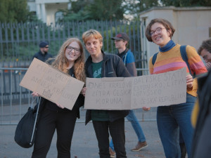 FOTOGALERIE: Lidé demonstrovali před ruskou ambasádou. Chtějí vrátit Kaliningrad Česku