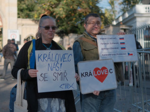 FOTOGALERIE: Lidé demonstrovali před ruskou ambasádou. Chtějí vrátit Kaliningrad Česku