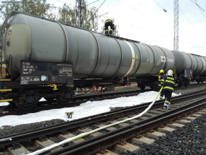 U Prahy vykolejil vlak. Policie evakuuje obyvatele z okolí místa neštěstí