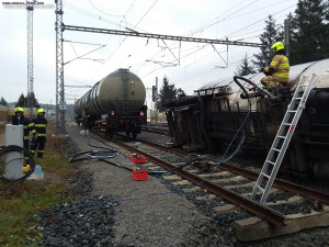 U Prahy vykolejil vlak. Policie evakuuje obyvatele z okolí místa neštěstí