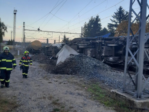 U Prahy vykolejil vlak. Policie evakuuje obyvatele z okolí místa neštěstí