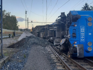U Prahy vykolejil vlak. Policie evakuuje obyvatele z okolí místa neštěstí