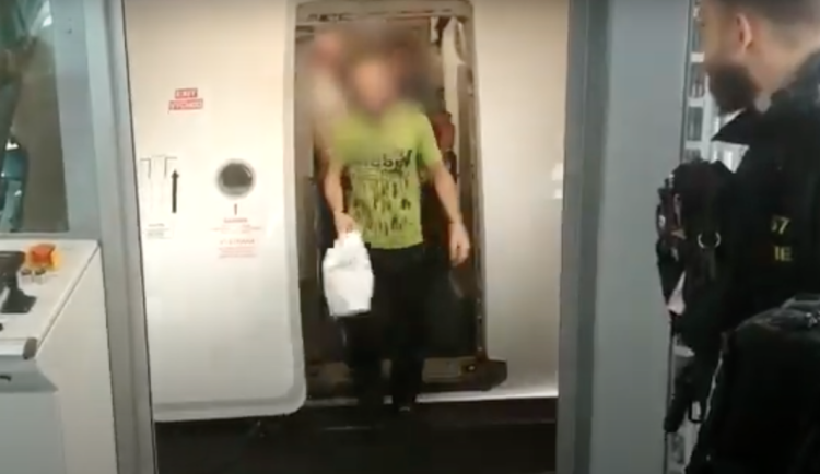 Zadržení přileteli v sobotu.