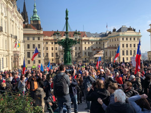 VIDEO: U Pražského hradu demonstrovaly stovky lidí. Chtějí demisi vlády