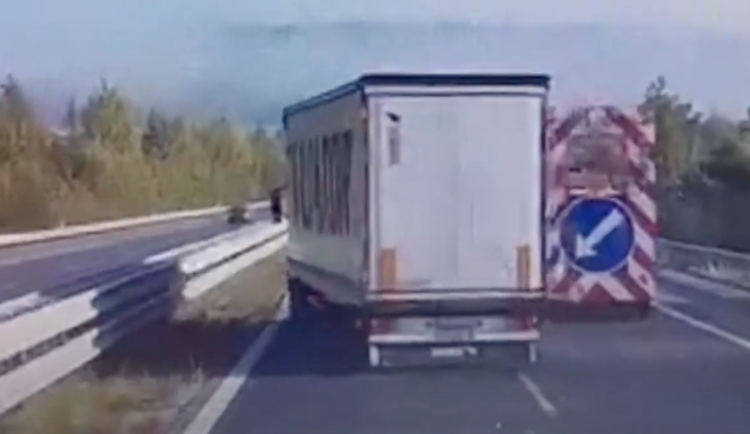 VIDEO: Řidič sedl za volant kamionu se třemi promile v těle. Před cestou po dálnici se posilnil vodkou