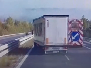 VIDEO: Řidič sedl za volant kamionu se třemi promile v těle. Před cestou po dálnici se posilnil vodkou