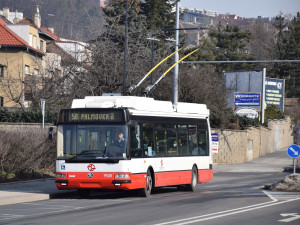 Do ulic Prahy se po pěti dekádách vrací trolejbusy