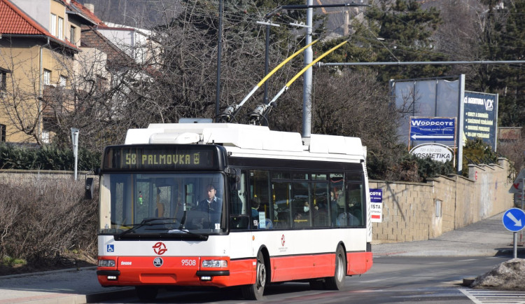 Trasa začíná na Palmovce a pokračuje přes Letňany do Čakovic.