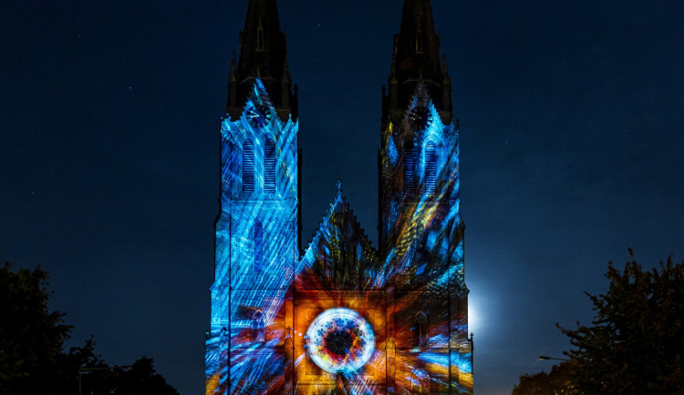 Signal festival rozsvítil kostel na náměstí Míru. Přečtěte si, jaký je program