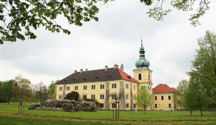 VÍKEND PODLE DRBNY: Křišťálový trh, veterinární muzeum a výstava známek i fotografií