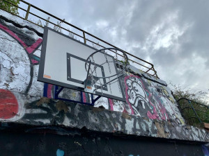 Ošuntělé zákoutí na Žižkově rozzářilo nové hřiště na streetball