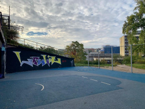 Ošuntělé zákoutí na Žižkově rozzářilo nové hřiště na streetball