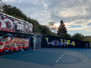 Ošuntělé zákoutí na Žižkově rozzářilo nové hřiště na streetball