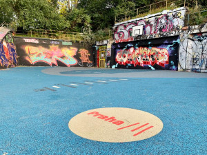 Ošuntělé zákoutí na Žižkově rozzářilo nové hřiště na streetball