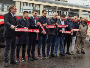 V Praze budou znovu jezdit trolejbusy. První vyjel dnes z Letňan do Čakovic