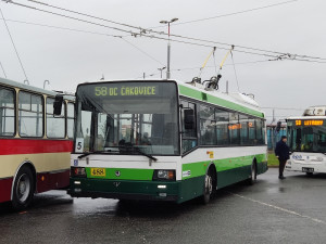 V Praze budou znovu jezdit trolejbusy. První vyjel dnes z Letňan do Čakovic