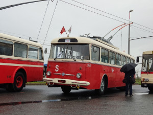 V Praze budou znovu jezdit trolejbusy. První vyjel dnes z Letňan do Čakovic