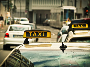 Taxikář chtěl za krátkou jízdu přes 7 tisíc korun. Hrozí mu odebrání licence