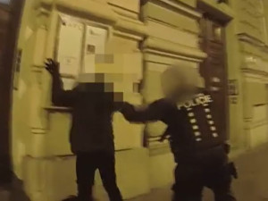 VIDEO: Mladík střílel na Václaváku. Skončil v rukou policie