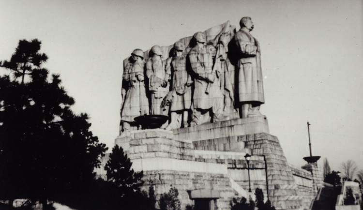 Na věčné časy nevydržel. Před šedesáti lety byl odstřelen pomník Stalina