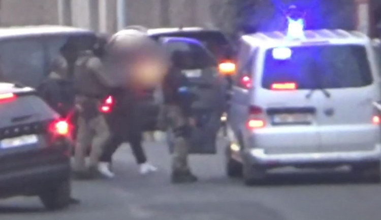 Jednoho z vrahů zadržela zásahová jednotka.