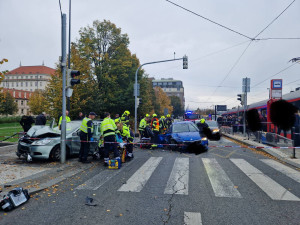 Hromadná nehoda šesti aut zkomplikovala provoz v Praze