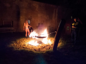Polonahá žena tančila v Praze u hořící houpačky