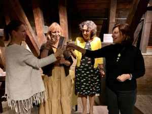 Markéta Hejkalová (třetí zleva) pokřtila v Jindřišské věži nový román Dům pod náměstím