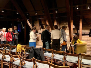 Markéta Hejkalová (třetí zleva) pokřtila v Jindřišské věži nový román Dům pod náměstím