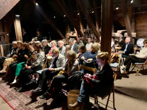 Markéta Hejkalová (třetí zleva) pokřtila v Jindřišské věži nový román Dům pod náměstím