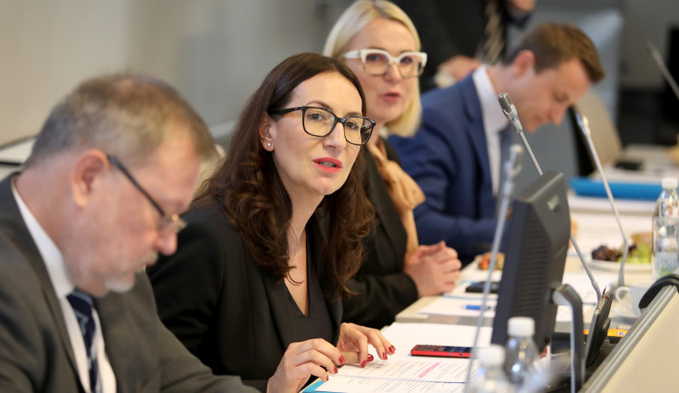 Udženija získala 19 z 35 hlasů.