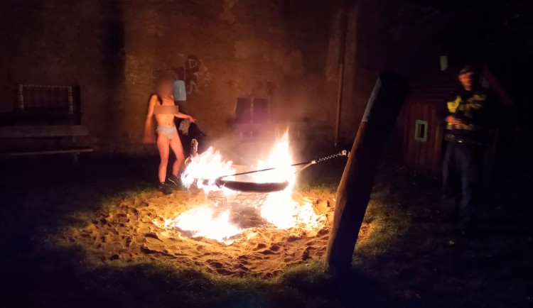 Žena se svlékla a tančila u zapálené houpačky.