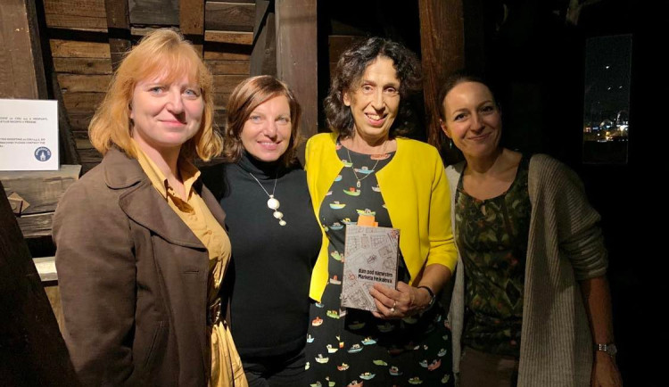 Markéta Hejkalová (třetí zleva) pokřtila v Jindřišské věži nový román Dům pod náměstím