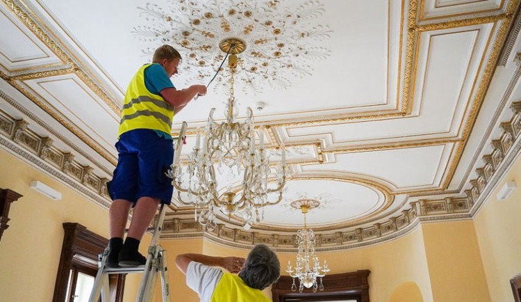 Do Liebiegova paláce se vrátí historické lustry. Oblastní galerie Liberec je vyřazuje