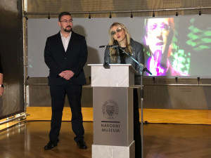 Klávesy, kytary a conversky. Výstava připomíná život a dílo Mekyho Žbirky