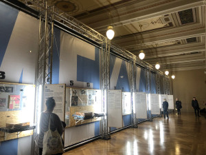 Klávesy, kytary a conversky. Výstava připomíná život a dílo Mekyho Žbirky