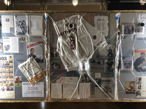 Klávesy, kytary a conversky. Výstava připomíná život a dílo Mekyho Žbirky