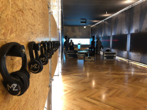 Klávesy, kytary a conversky. Výstava připomíná život a dílo Mekyho Žbirky