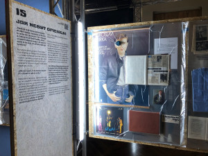 Klávesy, kytary a conversky. Výstava připomíná život a dílo Mekyho Žbirky