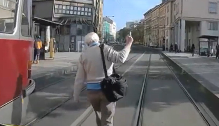 Muž blokoval průjezd sanitky. Posádce poslal nepopulárního fakáče